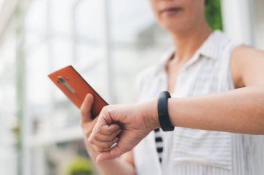 kadın akıllı saatin ekranına dokunun