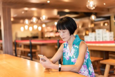 bir kahve dükkanında cep telefonu kadın konuşmak