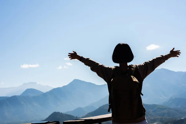 Asiatico donna viaggiare sentire libero — Foto Stock