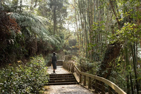 Aziatische vrouw reizen — Stockfoto