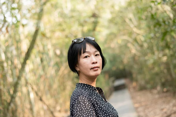 Asiatische Frau bei die outdoor — Stockfoto