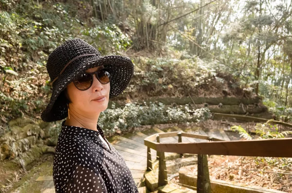 Mujer asiática al aire libre —  Fotos de Stock