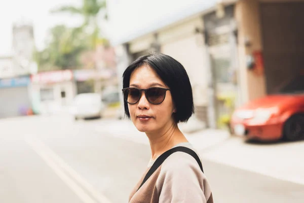 Beauté asiatique moderne avec des lunettes — Photo