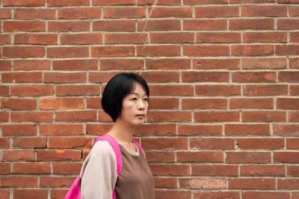 Asiatische reisende Frau mit Tasche — Stockfoto