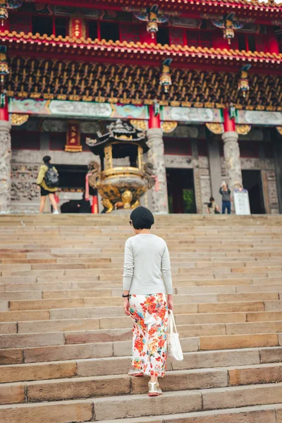 Mujer viajera caminar a un templo —  Fotos de Stock