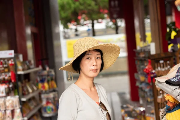Žena nakupování a výdej na cestách — Stock fotografie