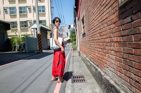 Moderna madura asiática mujer caminando en la calle —  Fotos de Stock