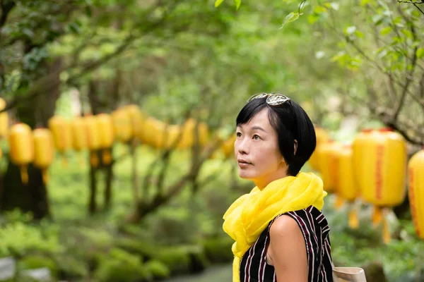 Reife asiatische Frau stehen bei die Weg — Stockfoto