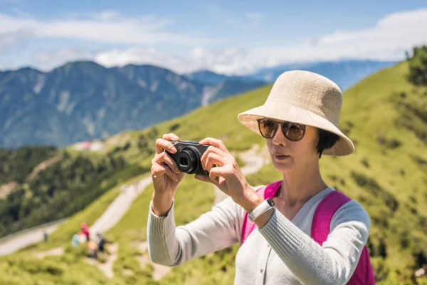 Asian climbing woman take pictures