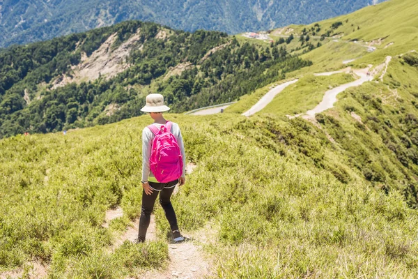 Asian Góra wspinaczka kobieta chodzenie — Zdjęcie stockowe