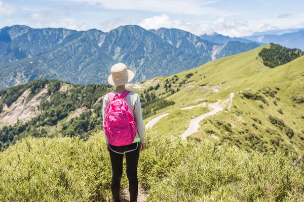 アジアの登山女性は遠くに見える — ストック写真