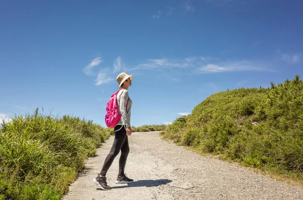 Asian mountain climbing woman walking — Stock Photo, Image