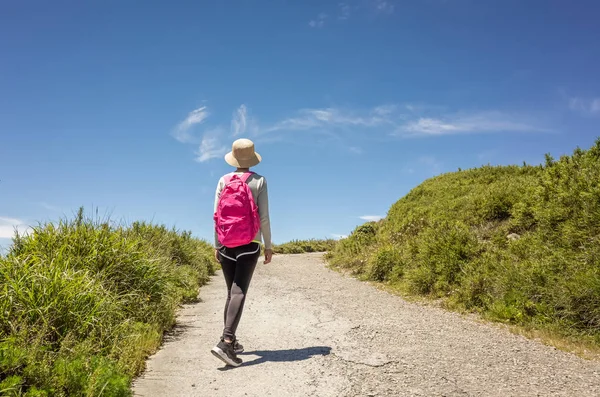 Asian Góra wspinaczka kobieta chodzenie — Zdjęcie stockowe