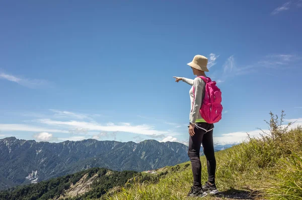 Asiático alpinista mulher apontando para longe — Fotografia de Stock