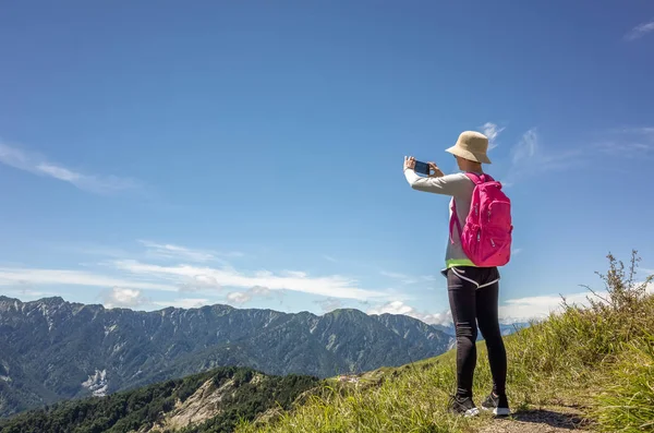 Азіатські альпіністські жінки сфотографуватися — стокове фото