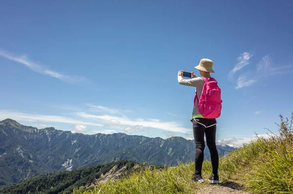 Asyalı dağcı kadın fotoğraf çekmek — Stok fotoğraf