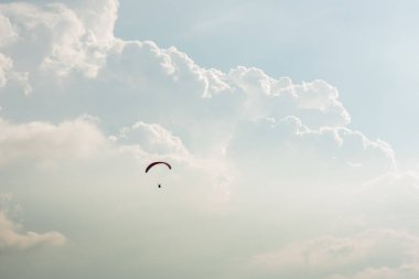 mavi gökyüzü üzerinde renkli yamaç paraşütü