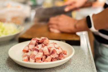 ahşap masada kesilmiş çiğ domuz eti