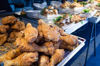 sokakta bir tabakta tayvanlı kızarmış tavuk