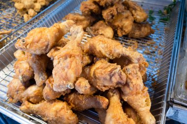 sokakta bir tabakta tayvanlı kızarmış tavuk