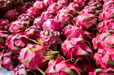 pide meyve yığınları