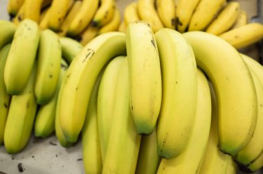 muz meyve pazarda yığılmış