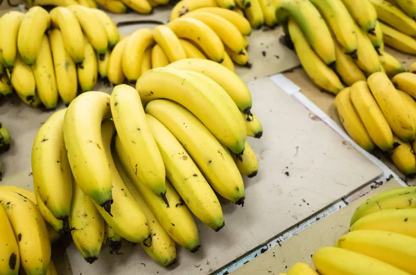 시장에 쌓인 바나나 과일 — 스톡 사진