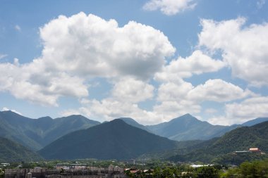 gökyüzü altında bulutlar ile Puli ilçesinin cityscape