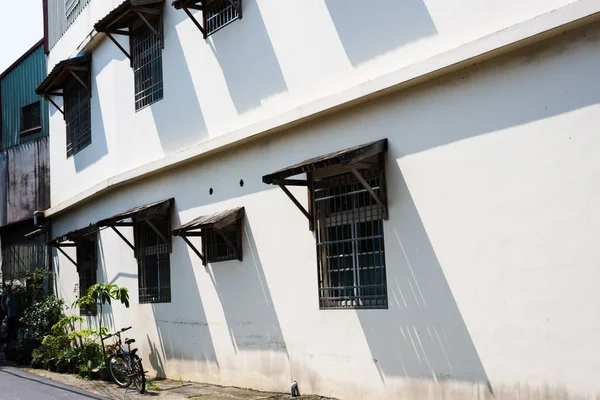 Architektur mit Fenster und Schatten — Stockfoto