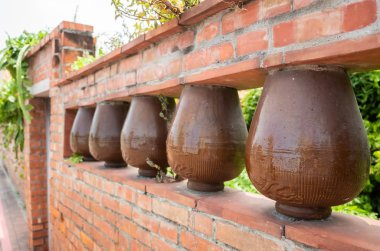 seramik süslemeli tuğla duvar