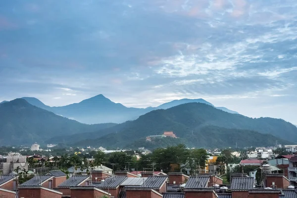 Urban scenery with mountains in Puli — Stock Photo, Image