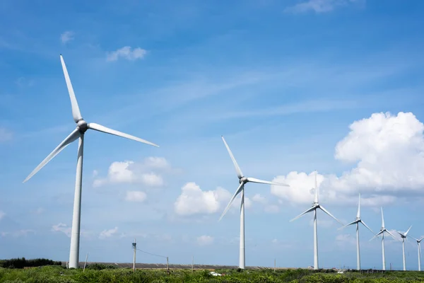 Turbin wiatrowych w błękitne niebo — Zdjęcie stockowe
