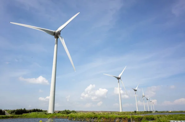 Turbina eólica en el cielo azul — Foto de Stock