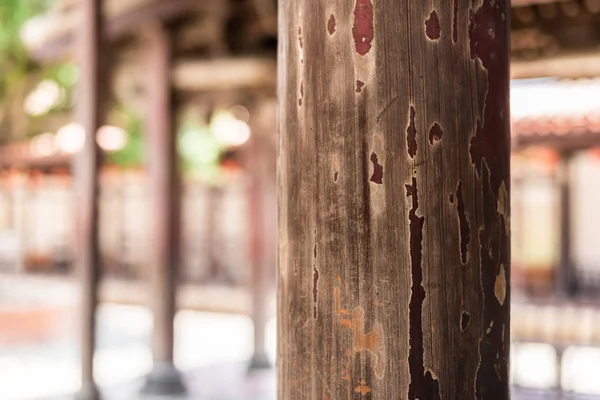 Wieku drewniany słupek z farbą crack — Zdjęcie stockowe