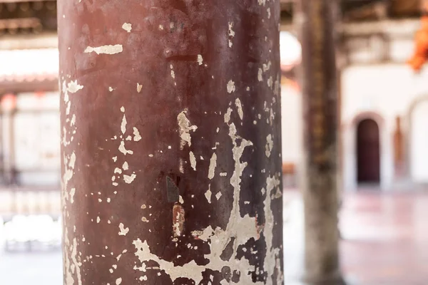 Aged wooden pillar with crack paint — Stock Photo, Image