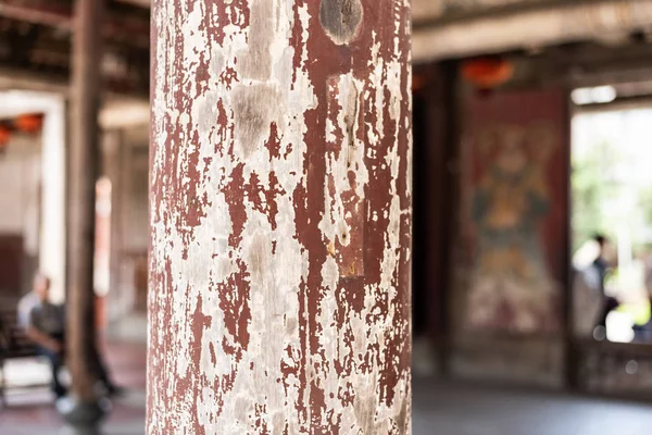 Pilar de madera envejecida con pintura crack —  Fotos de Stock