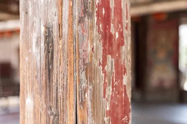 Aged wooden pillar with crack paint — Stock Photo, Image