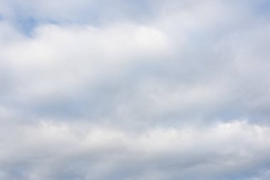 Mavi gökyüzünde beyaz bulutlar