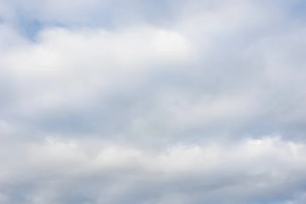 Nuvens brancas no céu azul — Fotografia de Stock