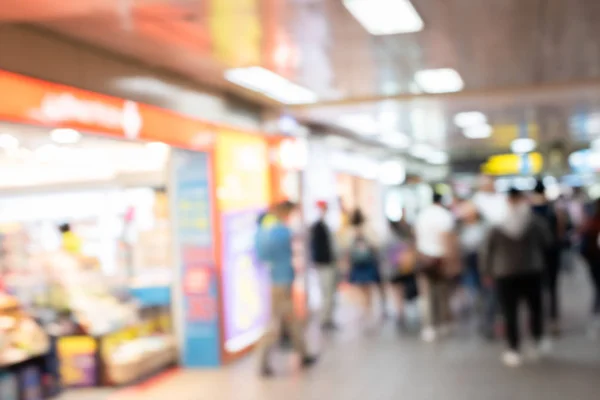 Mensen lopen in het moderne gebouw — Stockfoto