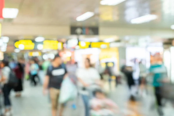 Människor som vandrar i den moderna byggnaden — Stockfoto