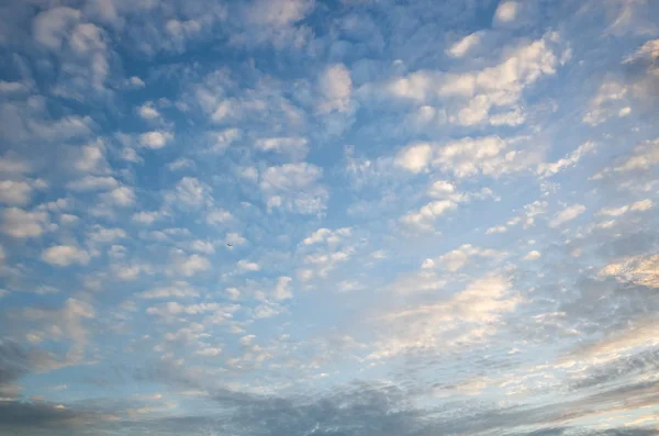 Фон заходящих облаков на небе — стоковое фото