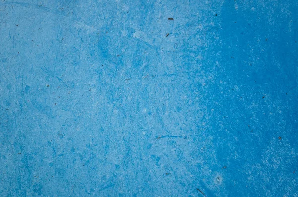 Zrezivělá špinavá zeď s modrou barvou — Stock fotografie