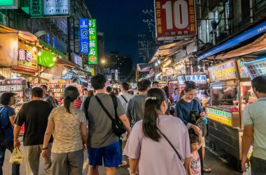 insanlar Taipei bir gece pazarında yürüyüş ve alışveriş