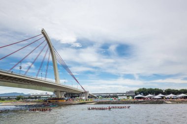 köprü altında rekabetçi tekne yarışı ile şehir manzarası