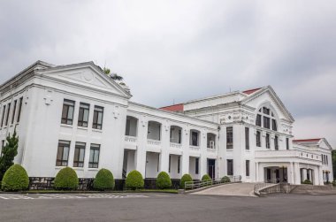 Zhongxing New Village'daki etkinlik yerinin beyaz binası