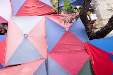 geleneksel pazarda büyük şemsiye üst görünümü