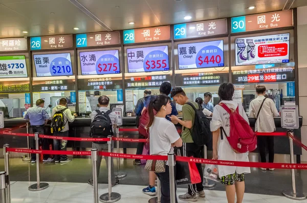 Menschen kaufen Fahrkarten im taipei-fernbus-terminal an der taipe — Stockfoto