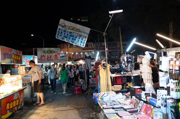 ベンダーと人々が買い物をする夜の市場 — ストック写真