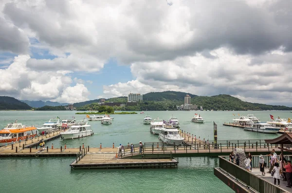 Turistas y barcos en el muelle del templo de Xuanguang — Foto de Stock